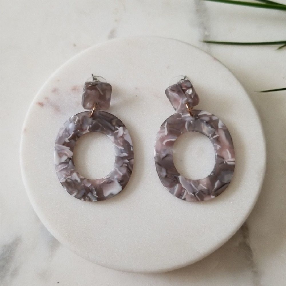 Gray resin earrings - Picture 3 of 4